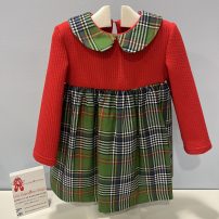 Vestido rojo y cuadros escoceses
