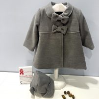 abrigo de paño gris con capota